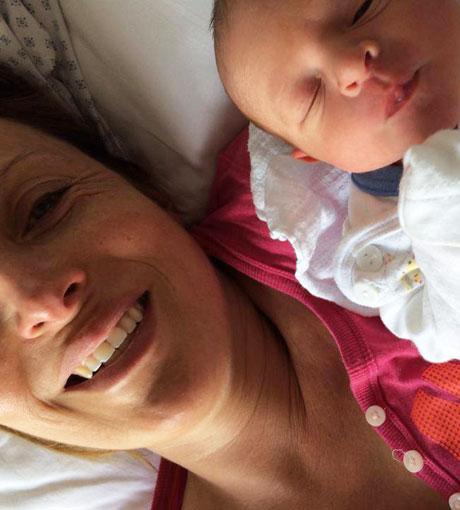 Roberta und ihr Baby Nenna sehen so zufrieden aus