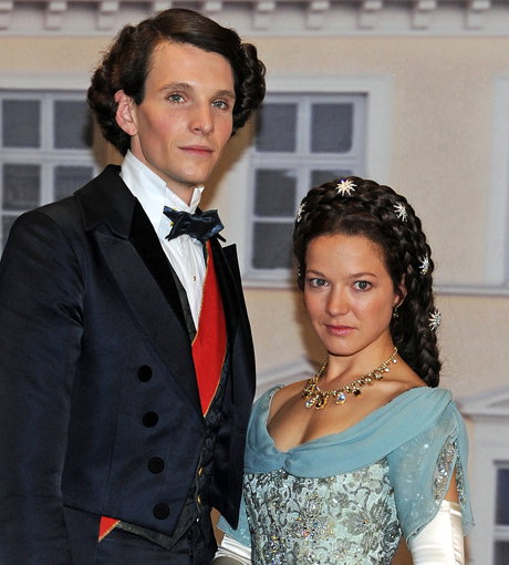 Schauspieler Sabin Tambrea als König Ludwig II. und Hannah Herzsprung als "Sissi"