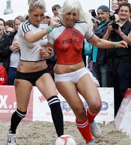 Vorrundenspiel der besonderen Art: Deutschland gegen Dänemark beim "Sexy Soccer Cup"