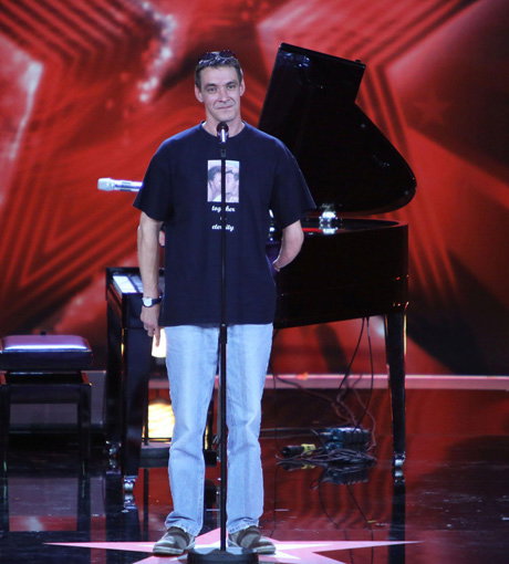 Pianist und Sänger Ronnie Drescher, 47, aus Marl versucht mit dem Stück "Waltzing Matilda" von Rod Steward die Jury zu überzeugen