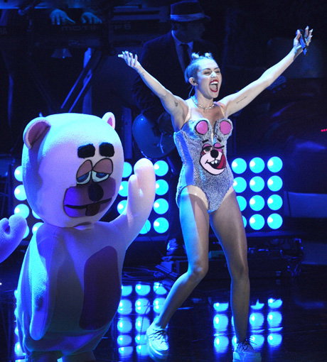Auftritt zu "We Can't Stop" im Plüsch-Anzug mit Teddy-Begleitung