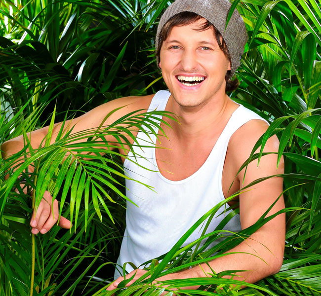 Er isr immer gut gelaunt und hat dazu auch noch Medizin studiert. Marco Angelini, 29, wurde durch "DSDS" bekannt. Ihn könnten wir uns gut als Frauenheld vorstellen, der einer Kandidatin den Kopf verdreht. An Tag 13 war Schluss für den charmanten Österreicher