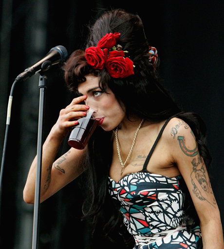 Amy Winehouse trinkt auf der Bühne