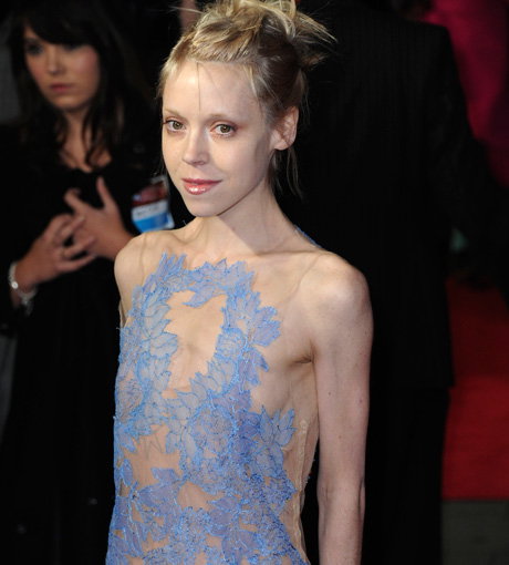 Antonia Campbell-Hughes stellt ihren mageren Körper in einerm transparenten Kleid zur Schau