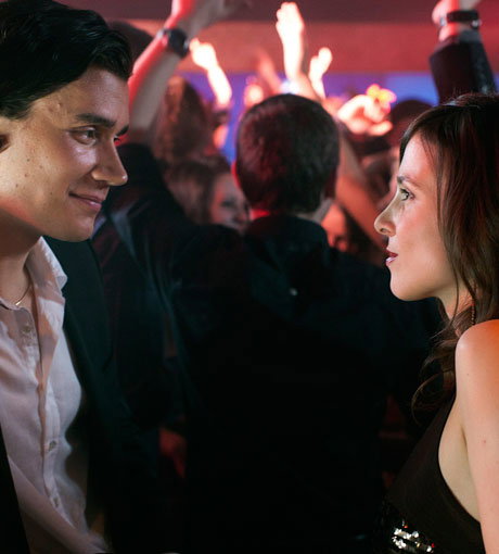 "Nora" (Aylin Tezel) im "Century Club" - sie flirtet mit "Konstantin Prinz" (Sergej Moya), rein ermittlungstechnisch natürlich!