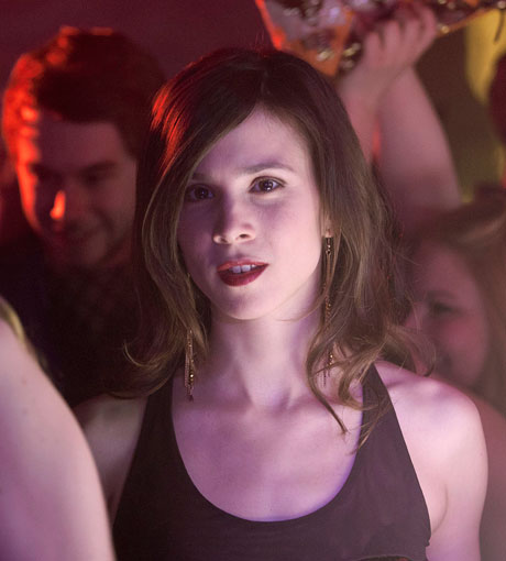 Rote Lippen, schwarzes Top: Aylin Tezel im "Tatort"