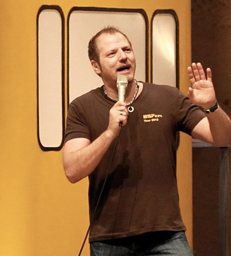OK! durfte hinter die Kulissen von Mario Barth schauen. Er ist derzeit mit seinem Programm Männer sind Schuld, sagen die Frauen" auf Tour