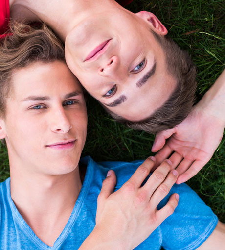 Eine Sommer-Romanze bei "Unter Uns": Lukas Sauer (l.) und Timothy Boldt