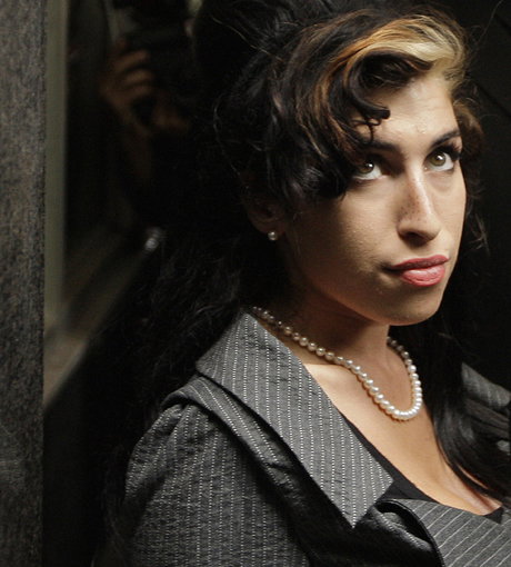 Amy Winehouse mit einer Perlenkette