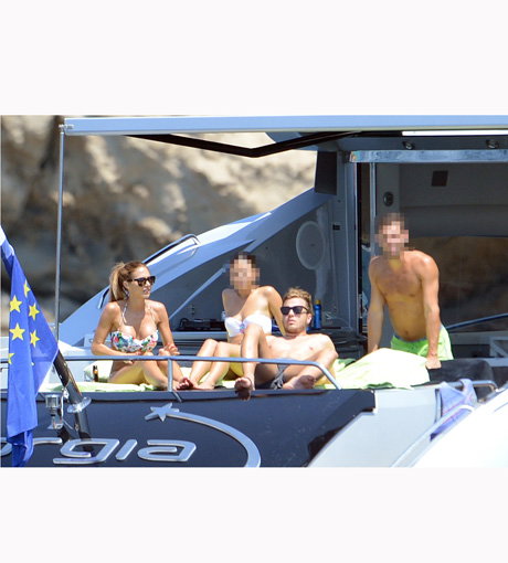 Mario Götze (2.v.r.) und Ann-Kathrin Brömmel (l.) auf einer Jacht auf Formentera