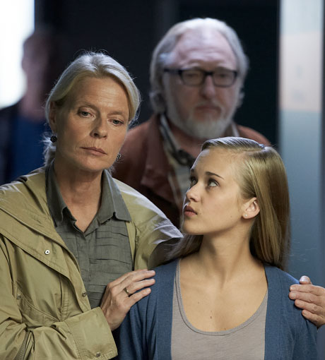Der Vater resigniert, die Mutter (Corinna Kirchhoff, l.) mit Putzfimmel: "Janine" (Nadine Kösters) hat ihre Familie zerstört
