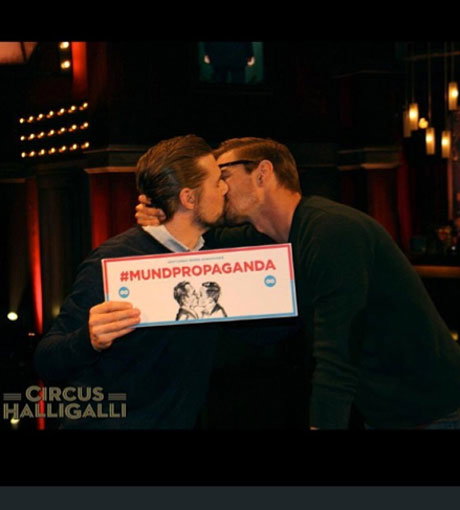 Knutschend gegen Schwulenfeindlichkeit: Klaas Heufer-Umlauf und Joko Winterscheidt (v.l.) bei "Circus Halligalli"