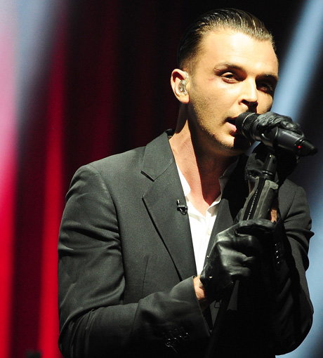 Hurts-Frontmann Theo Hutchcraft gibt in der Selig-Ballade "Ohne Dich" seine Deutsch-Kenntnisse zum Besten