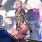 Sexy oder peinlich? Miley Cyrus masturbiert auf ihrer Tour - Die Sängerin sorgte zum Tourauftakt wieder für einen Skandal