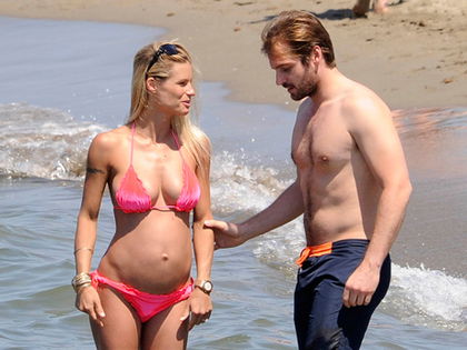 Schön schwanger! Michelle Hunziker badet ihren Babybauch - Die Moderatorin und ihr Verlobter Tomaso Trussardi im Urlaub