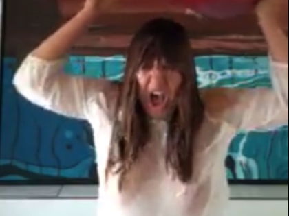 Simone Thomalla - Nippelalarm bei Ice Bucket Challenge  - Die Schauspielerin zieht den Spott ihrer Facebook-Fans auf sich