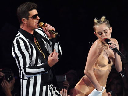 Miley Cyrus - Peinlicher Sex-Auftritt bei den VMAs - Die Sängerin lieferte auf der Bühne eine billige Piep-Show ab