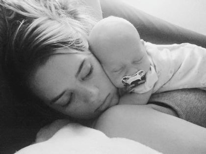Baby starb in ihrem Bett: Trauernde Mutter warnt vor Co-Sleeping - In einem emotionalen Facebook-Post warnt Angela vor den Gefahren