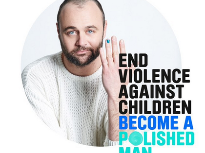 #polishedman: Aus diesem traurigen Grund lackieren sich Männer einen Fingernagel - Für diese wichtige Aktion leihen wir unserem Liebsten gerne unseren Nagellack