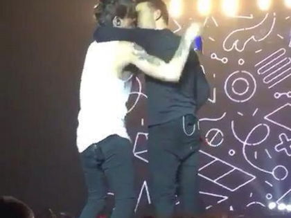 One Direction: Bühnen-Kuss zwischen Louis Tomlinson und Liam Payne - Twitter-User amüsieren sich über spontane Zärtlichkeiten
