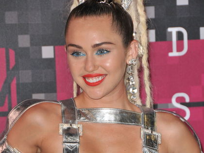 Miley Cyrus: Sie will komplett nackt auf die Bühne - Die Sängerin plant skurrile Nackt-Performance