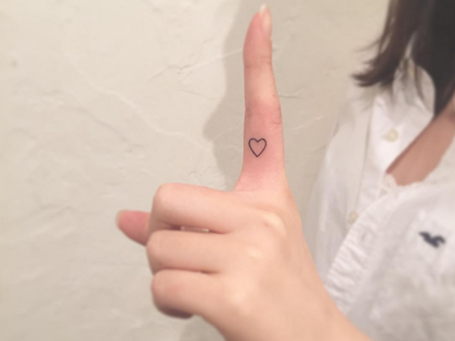 Klein, aber fein: Die süßesten Mini Tattoos - Von Blumen, Ankern und Sternchen…