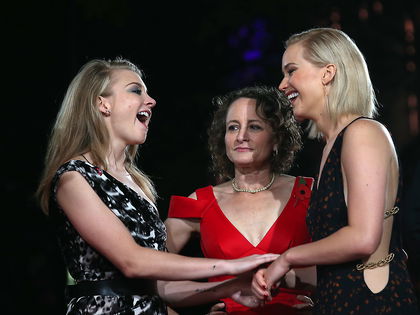 Oops! Jennifer Lawrence küsst Filmkollegin Natalie Dormer - Der Überraschungs-Kuss traf versehentlich den Mund der Schauspielerin