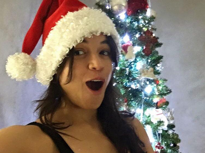 Ohje! Michelle Rodriguez zeigt Achsel-Busch auf Weihnachtsfoto - Die Schauspielerin ist stolz auf ihre Behaarung