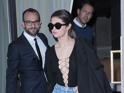 Selena Gomez: unten-ohne-Auftritt bei Paris Fashion Week - Die Sängerin zeigt sich im sexy Abendkleid ohne Höschen