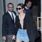 Selena Gomez: unten-ohne-Auftritt bei Paris Fashion Week - Die Sängerin zeigt sich im sexy Abendkleid ohne Höschen