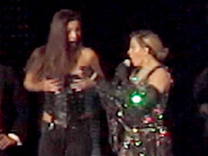 OMG! Madonna entblößt Brust einer 17-Jährigen auf der Bühne - Die Sängerin sorgte bei Josephine Georgiou für einen Brustblitzer