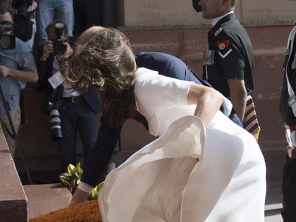 Oje! Herzogin Kate erleidet Beinahe-Höschenblitzer - Der Wind in Neu Delhi ließ Catherines Kleid gefährlich hochwehen