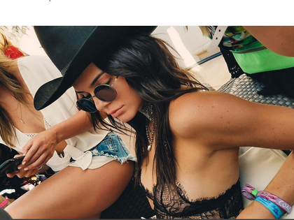 Nackt-Auftritt beim Coachella-Festival: Kendall Jenner zeigt ihr Brustwarzenpiercing! - Schwester Kylie Jenner postet freizügiges Video bei Snapchat