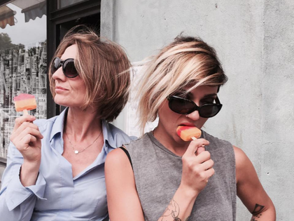 GZSZ: Erstes Foto vom Set mit Neuzugang Joana Schümer! - Serien-Kollegin Linda Marlen Runge alias "Anni" beim Dreh mit "Rosa Lehmann"