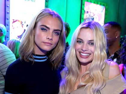 „Nippel-Detektor“: Cara Delevingne sucht Margot Robbies Brustwarze in Interview - Das Model zeigt seine besonderen Fähigkeiten an seinen „Suicide Squad“-Kolleginnen