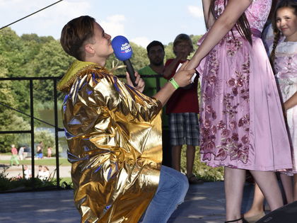 Offiziell verlobt! So süß wurde Anne Wünsche mit Heiratsantrag überrascht - Auf der Bühne des „Radio Arabella Sommerfest“ ging Freund Henning auf die Knie