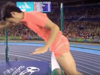 Epic Fail bei Olympia - Stabhochspringer bleibt mit Penis an Latte hängen - Video zeigt: Hiroki Ogita hatte sein bestes Stück in Rio de Janeiro nicht mehr unter Kontrolle