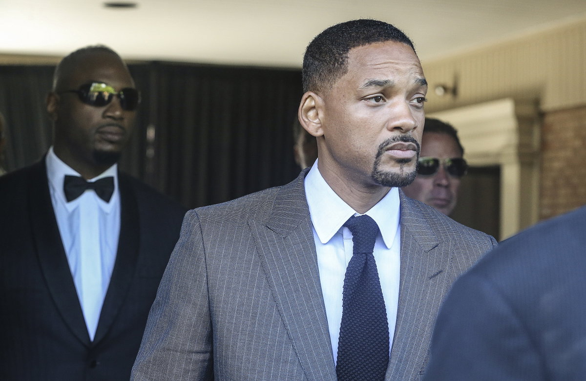 Will Smith in Anzug schaut besorgt