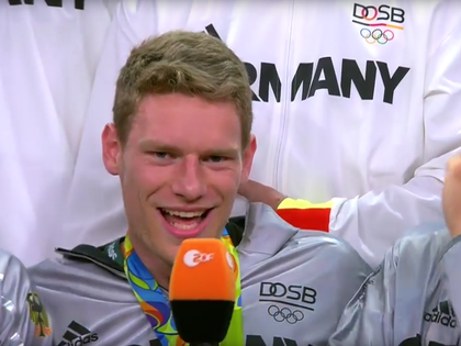 Lustiger Clip! Deutsche Olympia-Handballer angetrunken im ZDF-Studio - Die Bronze-Gewinner sorgen für gute Stimmung bei Moderator Rudi Cerne