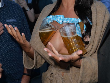 Oha! Nacktschnecke Micaela Schäfer auf der Wiesn abgeführt - Das spärliche Outfit von Mica war den Polizisten wohl ein Dorn im Auge
