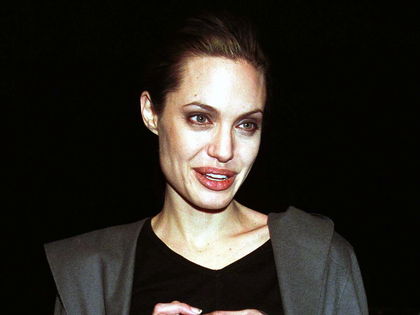 Angelina Jolie im Rausch? Altes Drogen-Video aufgetaucht - Während der Scheidungskrieg mit Brad Pitt in vollem Gange ist, holt sie wieder ihre Vergangenheit ein