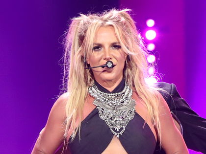 Ups! Britney Spears streckt bei Vegas-Show ihren Nippel ins Publikum - Die Pop-Prinzessin halb nackt auf der Bühne