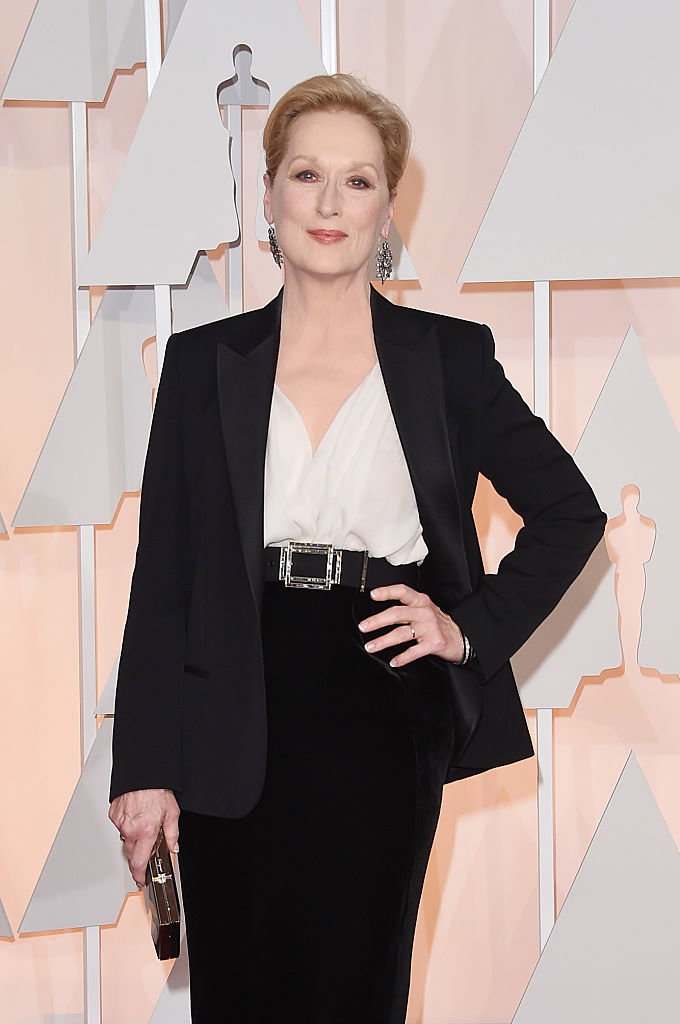Meryl Streep blickt gerade aus.