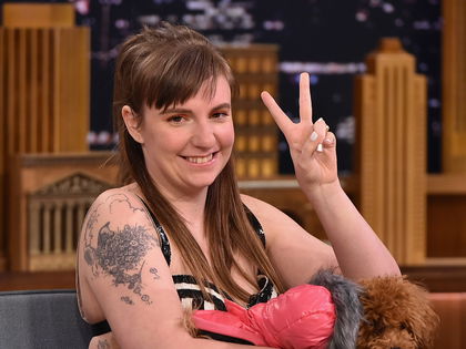 Lena Dunham: DAS ist ihr krasses Rihanna-Titten-Tattoo - Die "Girls"-Erfinderin ziert nun ein Kronleuchter unterhalb ihrer Brüste
