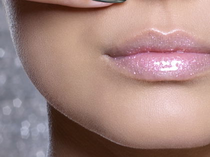 Endlich kannst du die Chrome-Nägel zu Hause selbst machen! - Darauf warten wir schon ewig und es sieht ganz einfach aus: DIY Mirror-Nails...