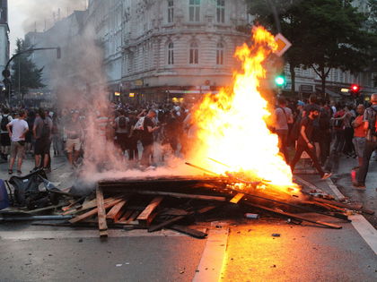 Unfassbares Video: So GEIL fand ein Paar die G20-Proteste! - Dieses Paar genoß die Ausschreitungen in Hamburg sichtlich...