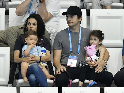 Awww! Mila Kunis und Ashton Kutcher zeigen ihre süßen Kinder  - Mit Wyatt und Dimitri verfolgten sie eine Schwimm-Sportveranstaltung