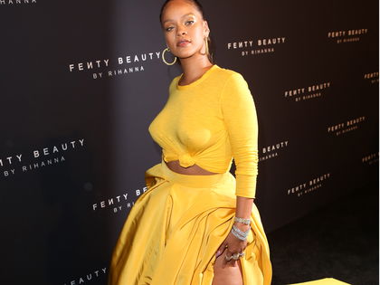 Plötzlich RIESIG! Brust-OP bei Rihanna?  - Auch der knallgelbe Look kann nicht vor dem prallen Anblick unter ihrem Shirt ablenken...