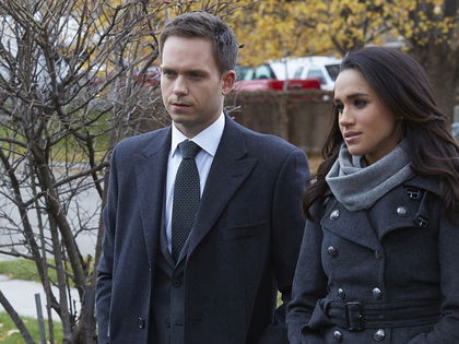 Patrick J. Adams: Ein Bild mit Meghan Markle wurde ihm zum Verhängnis - Nach einem gemeinsamen Kussfoto löschte der „Suits“-Schauspieler seine Social-Media-Accounts 