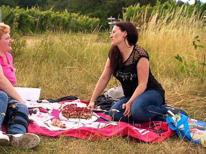 „Schwiegertochter gesucht“: Figur-Diss gegen Tutti - Olivers Mutter Katrin fährt beim Picknick zu dritt die Krallen aus